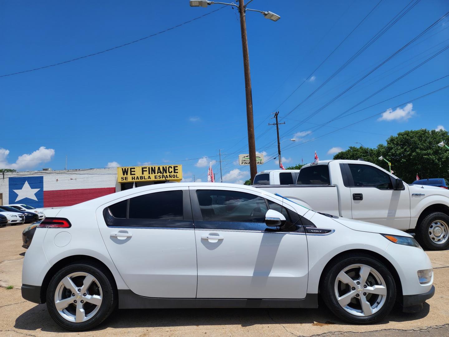 2015 WHITE Chevrolet Volt (1G1RA6E45FU) with an ELECTRIC engine, Continuously Variable Transmission transmission, located at 2660 S.Garland Avenue, Garland, TX, 75041, (469) 298-3118, 32.885551, -96.655602 - Welcome to DallasAutos4Less, one of the Premier BUY HERE PAY HERE Dealers in the North Dallas Area. We specialize in financing to people with NO CREDIT or BAD CREDIT. We need proof of income, proof of residence, and a ID. Come buy your new car from us today!! This is a very well cared for 2015 Ch - Photo#2